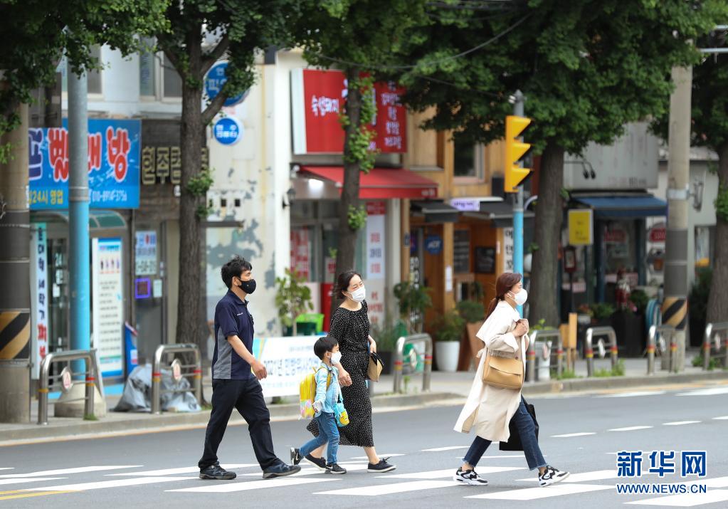5月26日、韓国ソウルで、通りを歩くマスク姿の市民（撮影・王婧嫱）。