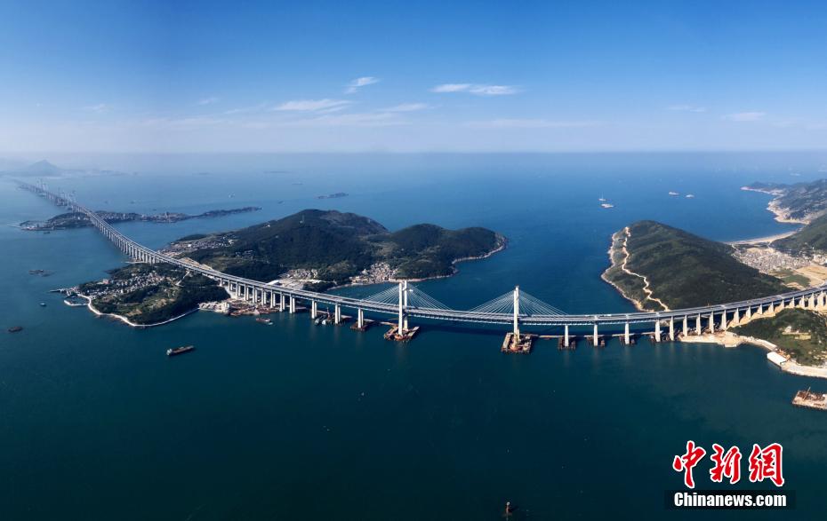 上空から撮影した平潭海峡公鉄大橋（撮影・王東明）。