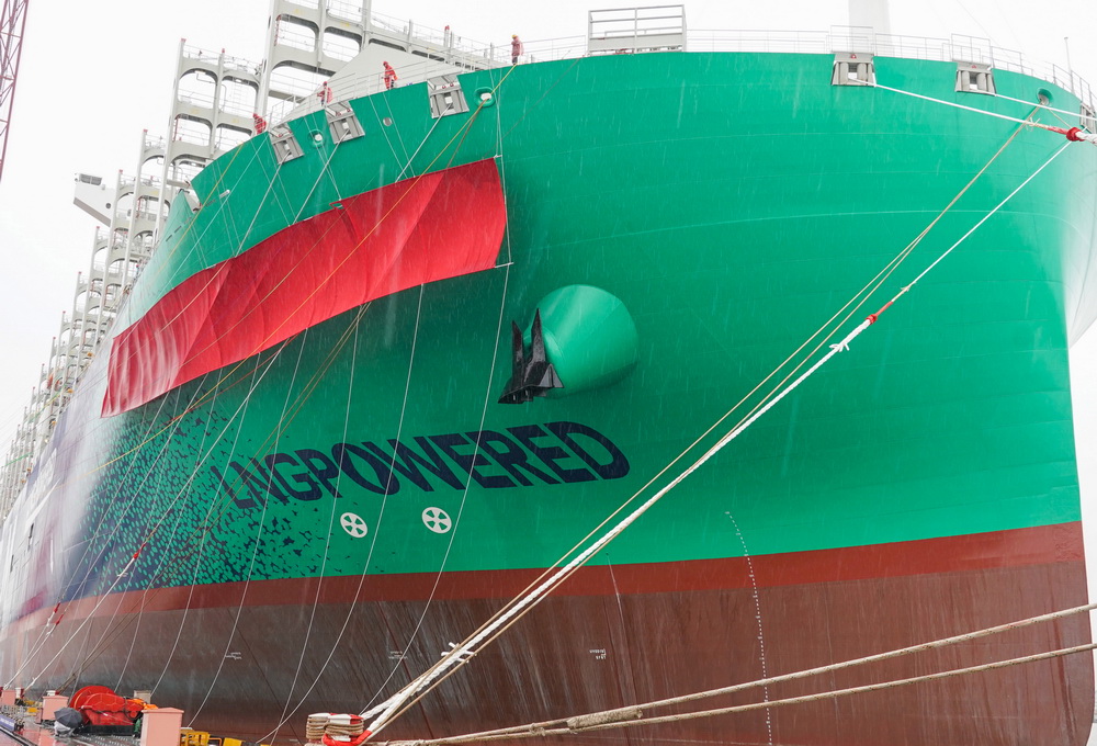 5月26日、上海で、デュアルフューエルエンジンを搭載したメガコンテナ船「CMA CGM TROCADERO」（撮影・丁汀）。