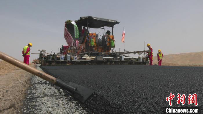 タクラマカン砂漠貫く砂漠道路、来年5月には開通の見込み　新疆