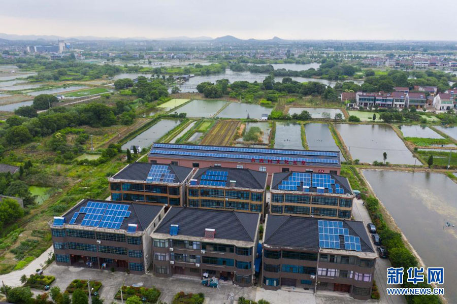 浙江省徳清県、屋根にソーラーパネルを設置