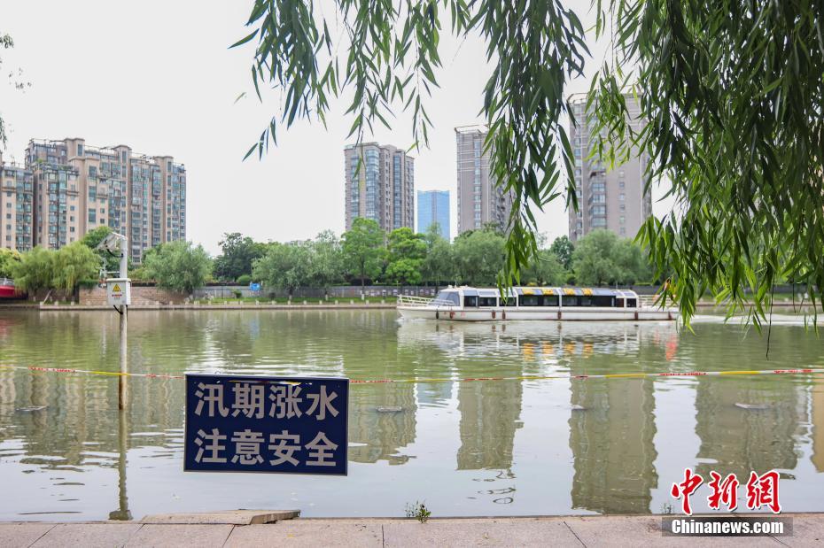 6月3日、江蘇省南京市で、秦淮河石頭城区間に設けられた「出水期により水位上昇 安全に注意」と書かれた警告ボード（撮影・泱波）。