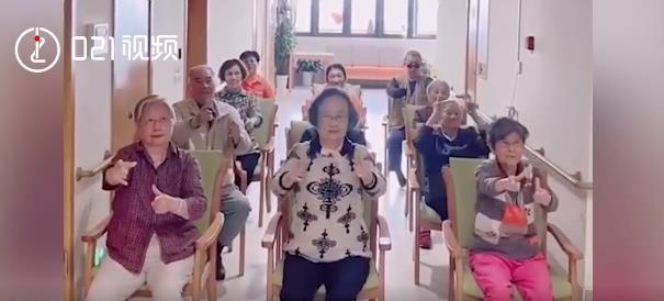 ネットで人気のダンスを高齢者ケアに取り入れた若い職員たち　上海