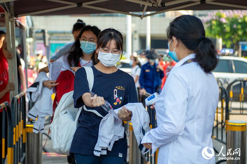 2021年大学入試初日、中国全土の受験生が会場入りする瞬間をキャッチ！