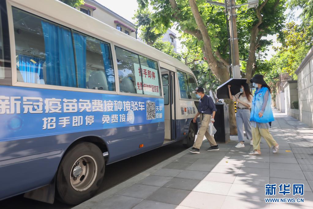6月6日、新型コロナウイルスワクチン接種を希望している市民のために、無料接種シャトルバスを停車させたボランティア（撮影・王翔）。