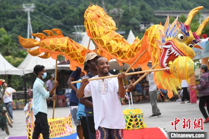 留学生が竜踊りやドラゴンボードで中国伝統の端午節文化を体験