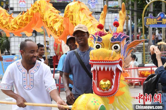 留学生が竜踊りやドラゴンボードで中国伝統の端午節文化を体験