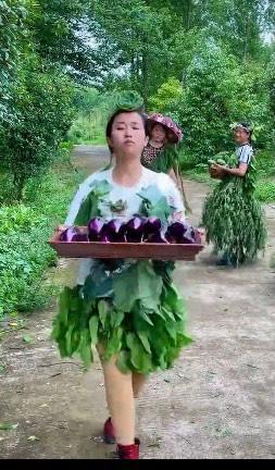 なりきりファッションショーで自分の作った野菜をPR　湖南省
