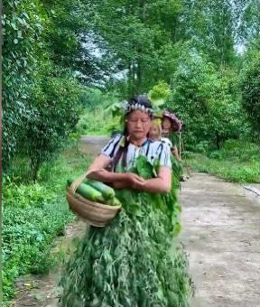 なりきりファッションショーで自分の作った野菜をPR　湖南省