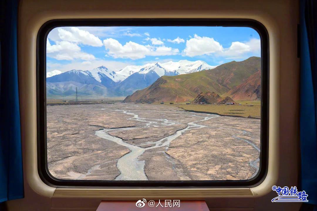 中国の鉄道の旅、美しい車窓からの風景
