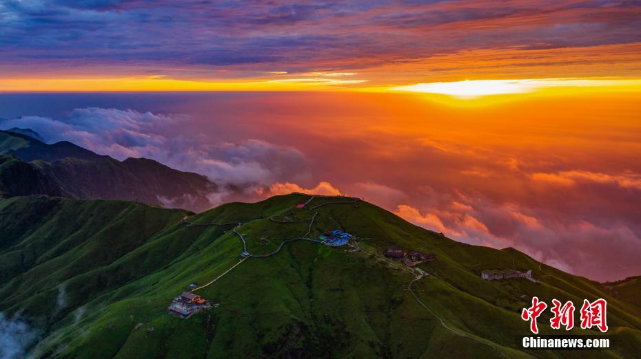 上空から撮影した、江西省武功山の美しい夕焼け（撮影・李小明）。
