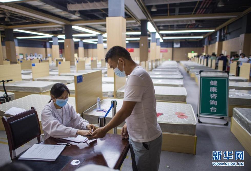 6月9日、武漢江夏方艙医院（臨時医療施設）で、新型コロナワクチン接種前に関連情報を登録する市民（撮影・肖芸九）。