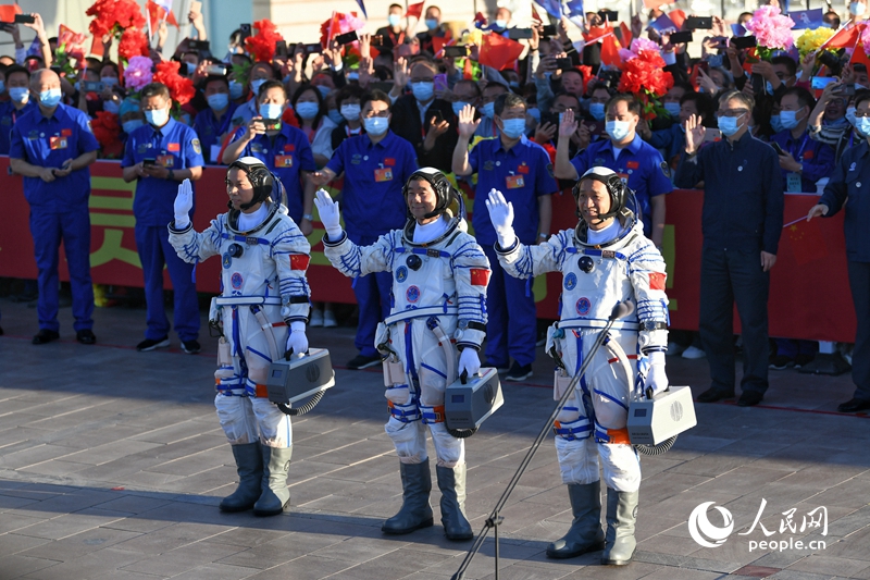 ＜速報＞中国の有人宇宙船「神舟12号」乗組員3人が出発式に参加