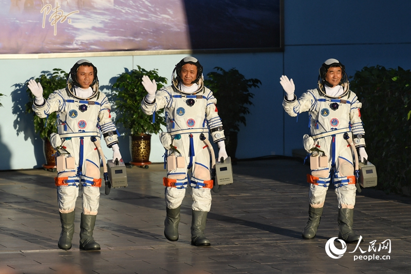 ＜速報＞中国の有人宇宙船「神舟12号」乗組員3人が出発式に参加