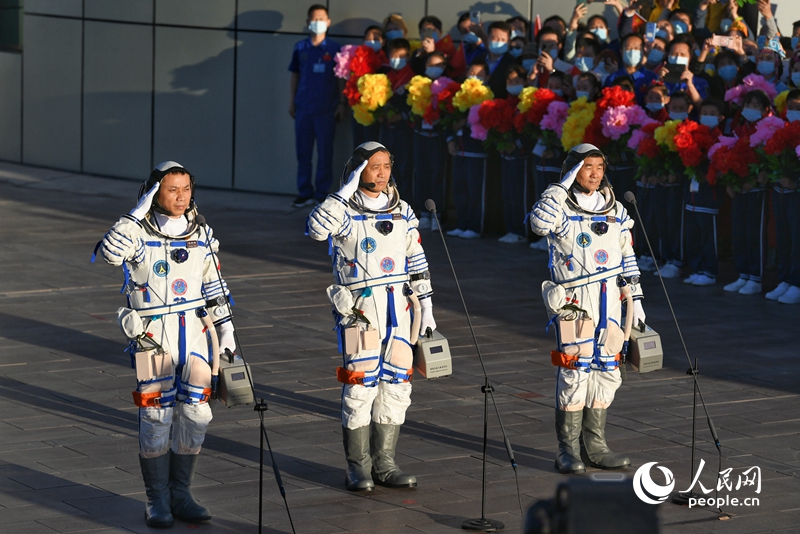 ＜速報＞中国の有人宇宙船「神舟12号」乗組員3人が出発式に参加