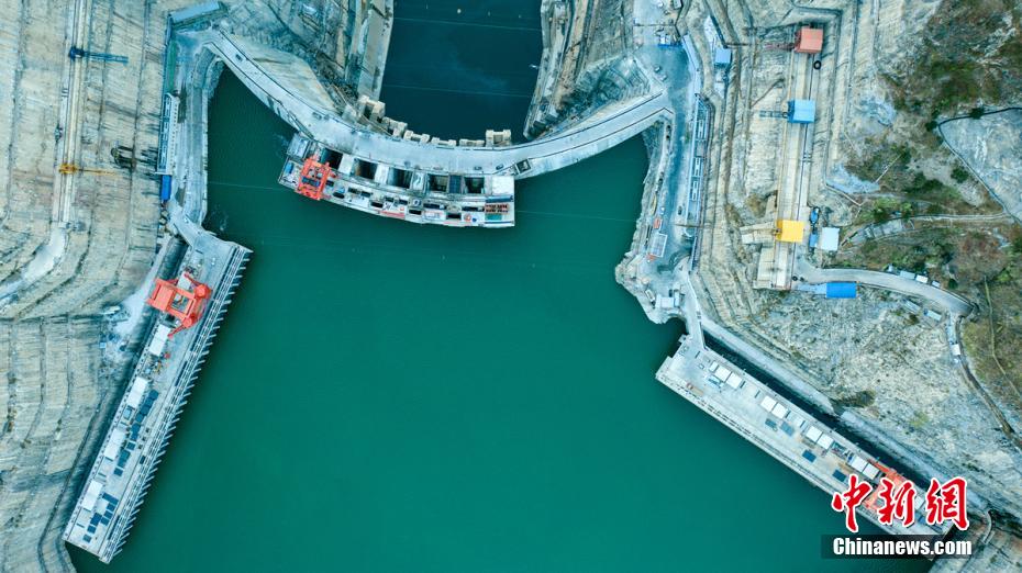 上空から撮影した世界で7番目に大きい水力発電所、烏東徳水力発電所