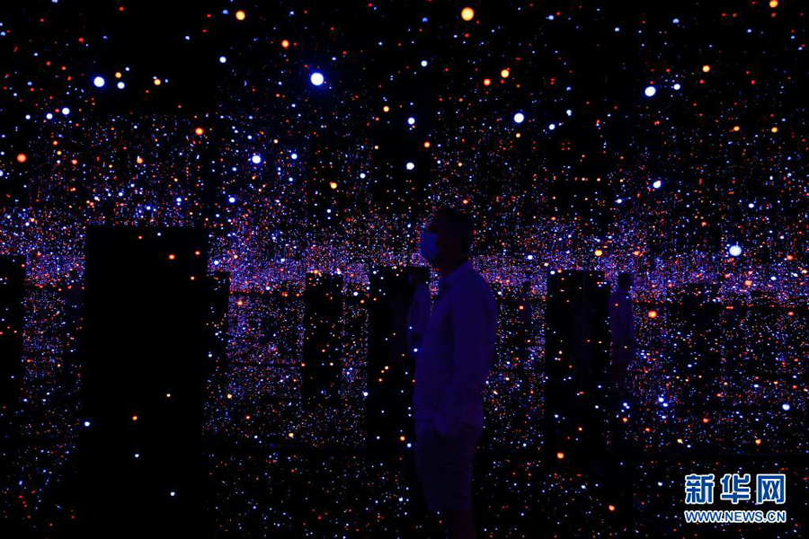 草間彌生「Infinity Rooms」展でミラールームの世界に浸る　英ロンドン