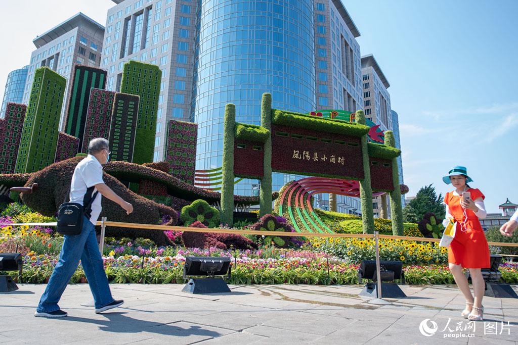 北京の街を飾る中国共産党創立100周年記念の花壇