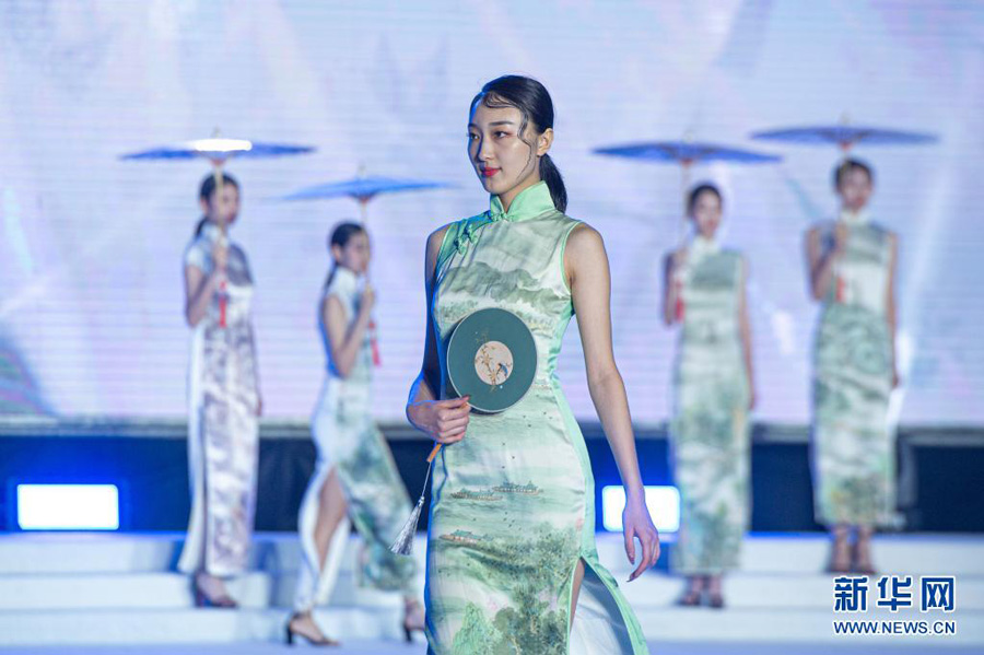 夏の夜に開催されたアジア競技大会ファッションショー　浙江省杭州