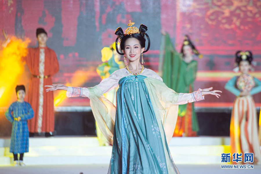 夏の夜に開催されたアジア競技大会ファッションショー　浙江省杭州