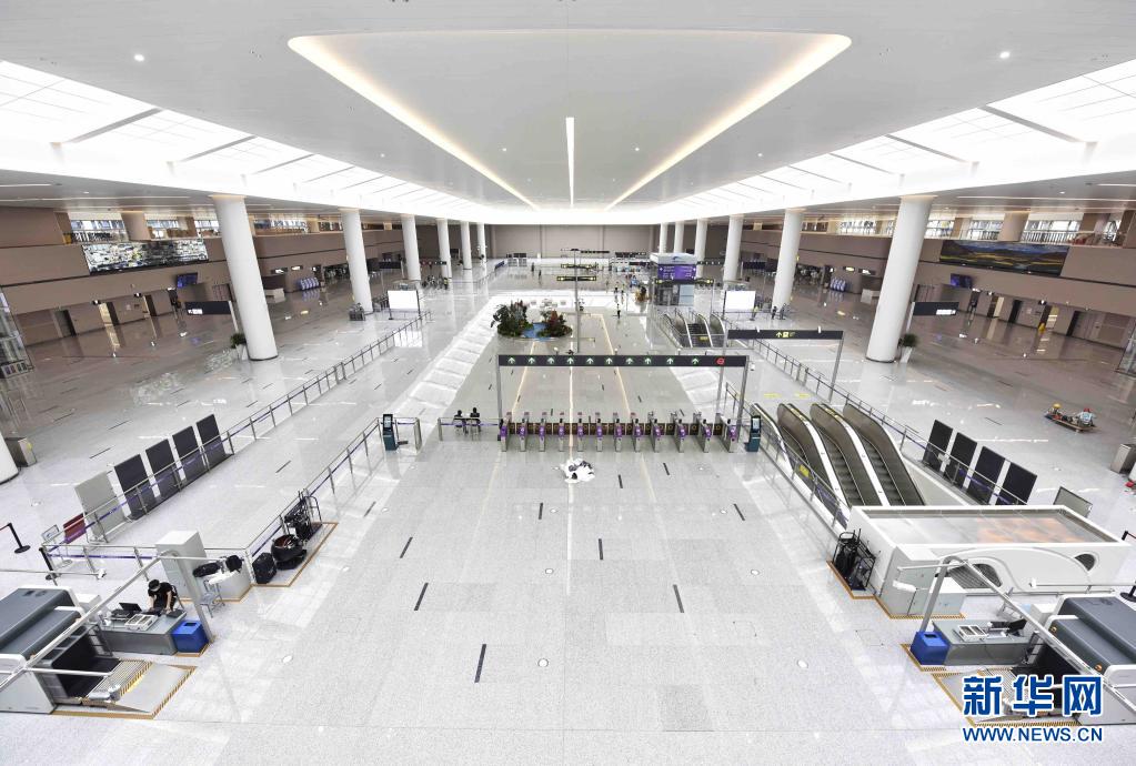 6月23日、成都天府国際空港の交通センター乗換ホール（撮影・劉坤）。