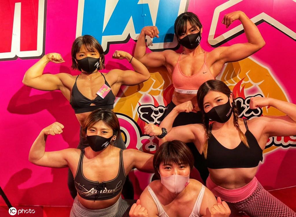 日本の「筋肉女子」専門ガールズバーの「逞しい筋肉美人」たち（写真著作権は東方ICが所有のため転載禁止）。