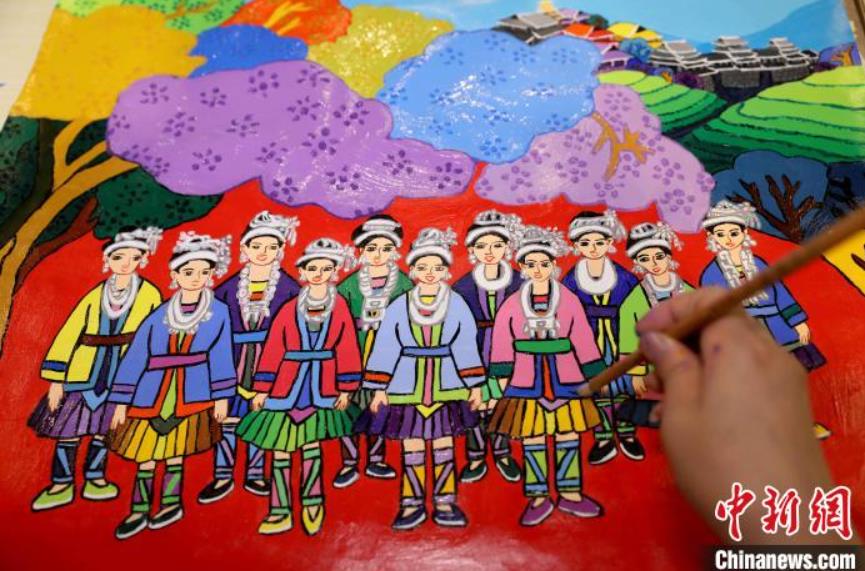 素朴でカラフルな色づかい　広西トン族女性による農民画コンクール