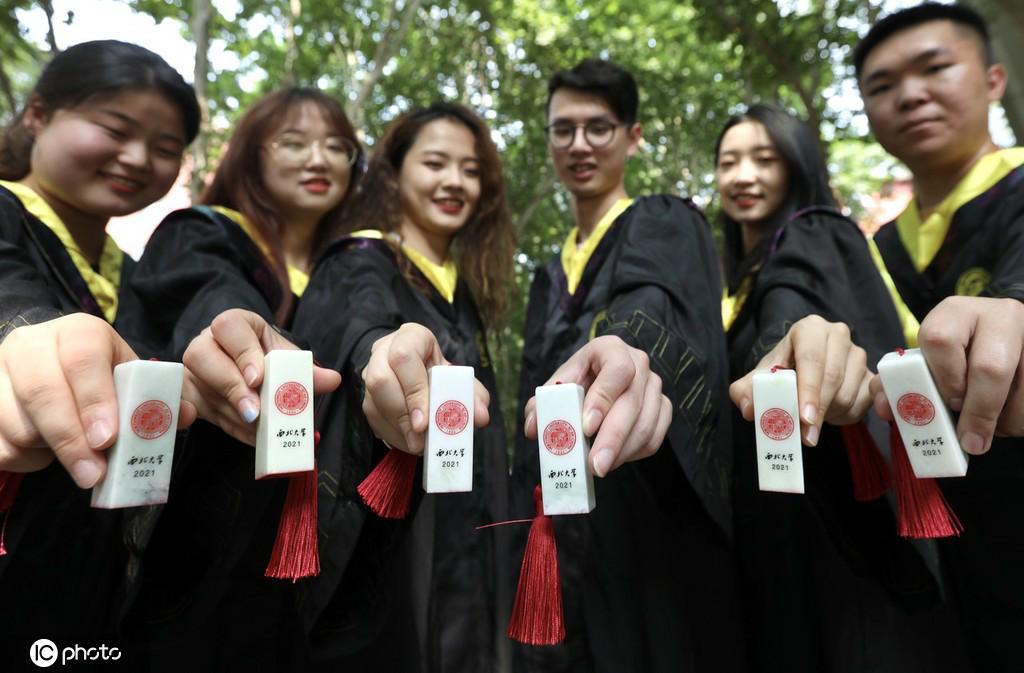 6月28日、陝西省西安市西北大学太白キャンパスで、学校から贈られた、自分の氏名が刻まれた藍田玉石の印章を見せる卒業生（写真著作権は東方ICが所有のため転載禁止）。
