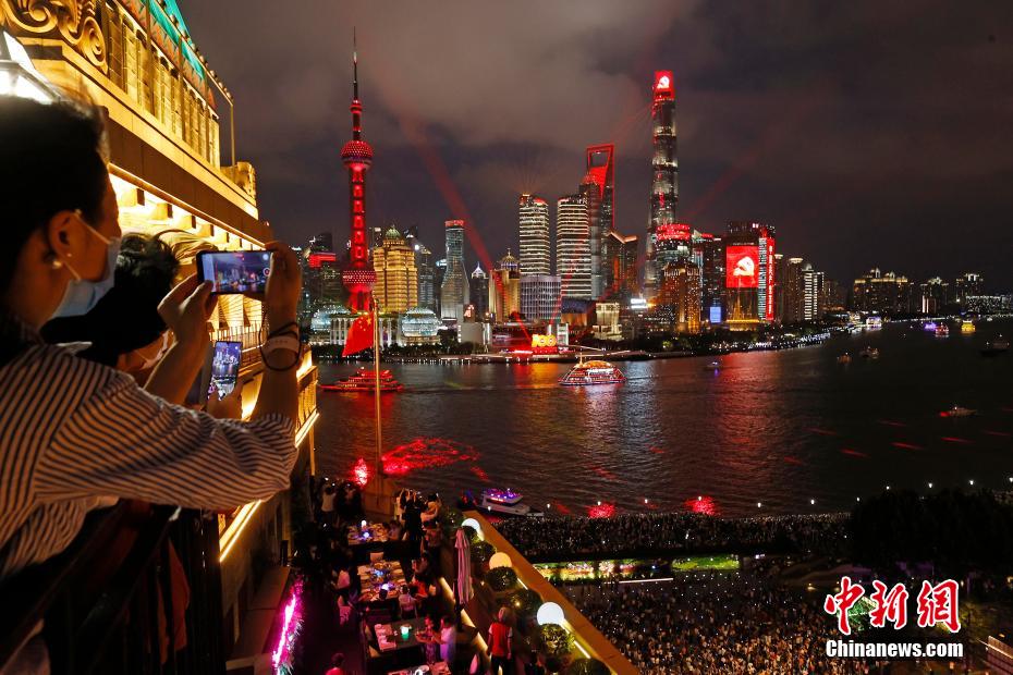 黄浦江沿いを彩る共産党100周年を記念するライトアップショー　上海