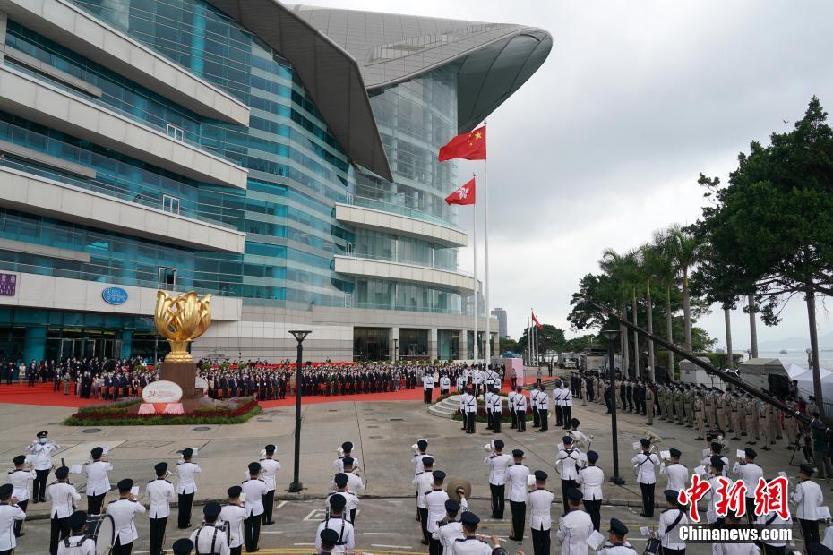 香港特区成立24周年祝賀行事、国旗護衛隊が初めて中国式行進で入場