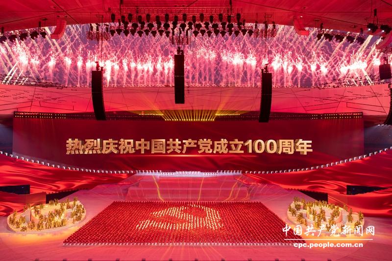 舞台上の人々が手にしたライトで中国共産党のエンブレムを作りあげ、空には花火が盛んに放たれ、開幕した芸術公演（撮影・翁奇羽）。