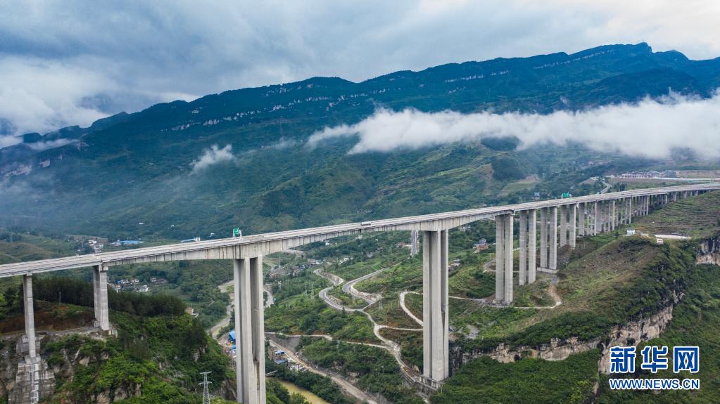 7月1日、正習高速道路復興大橋を渡る車両（ドローンによる撮影・陶亮）。