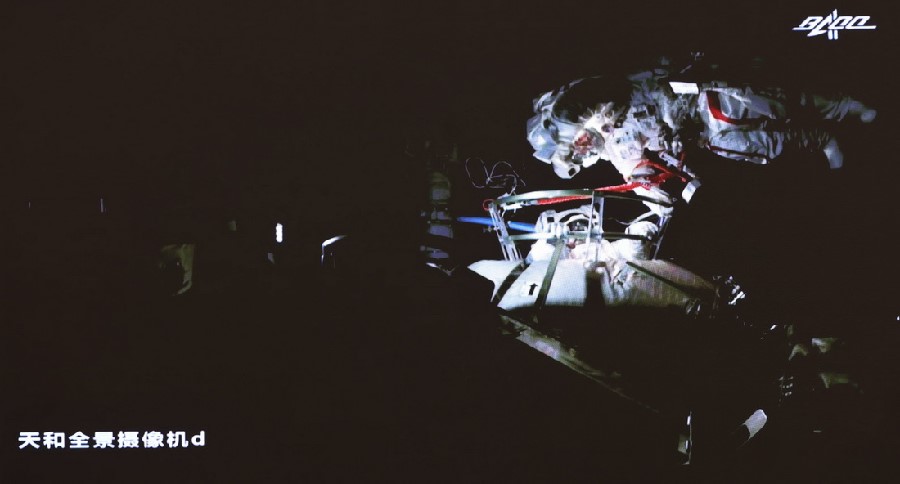 有人宇宙船「神舟12号」、初の船外活動が無事成功