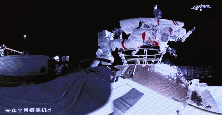 有人宇宙船「神舟12号」、初の船外活動が無事成功