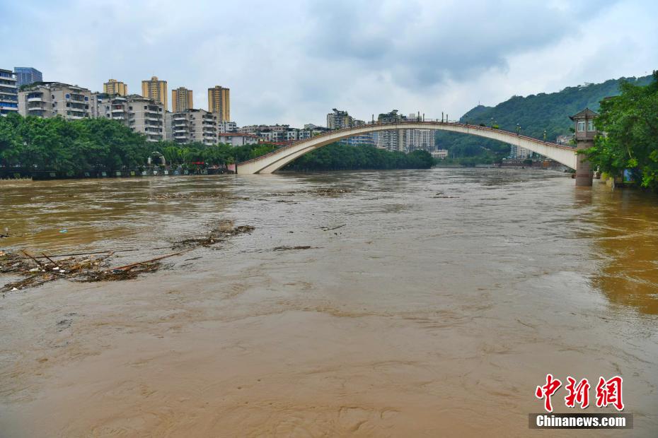 水位が洪水警戒ラインを上回った重慶市綦江区（撮影・陳星宇）。