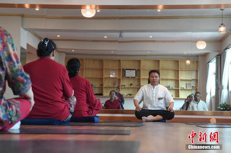チベットのヨガスタジオ、無料で高齢者に指導
