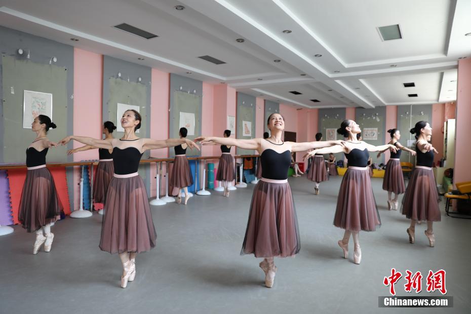 7月7日、河南省鄭州市金水区文化館バレエ団の施設で、軽やかな舞いを披露する「おばあちゃんバレエ団」のメンバー（撮影・韓章雲）。