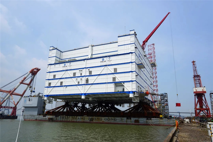 海で「高層マンション」を運ぶ！世界最大の洋上変電所の海上輸送開始