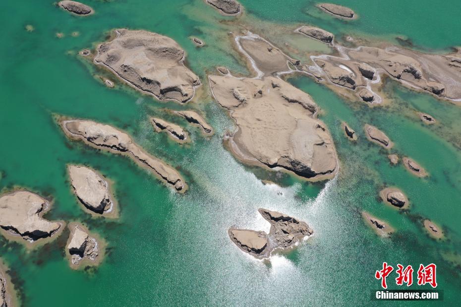 7月7日、上空から撮影した、青海省海西州ツァイダム盆地にある烏素特水上雅丹地質公園の水上のヤルダン岩（ドローンによる撮影・廖華煜）。