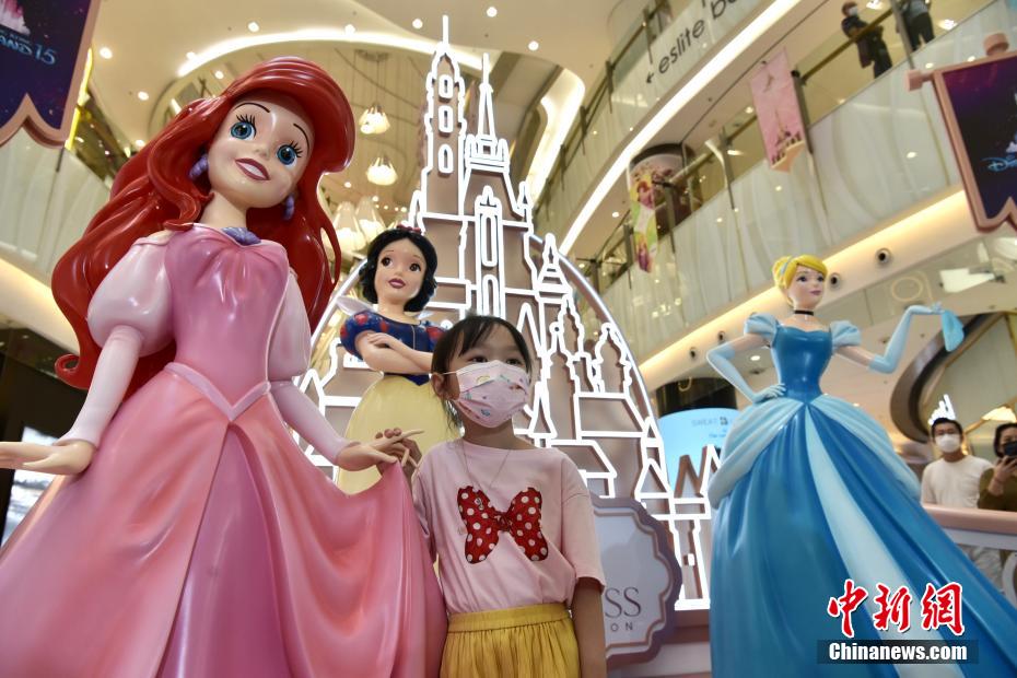 14人のディズニープリンセス＆女王の像が商業施設に勢揃い　香港地区