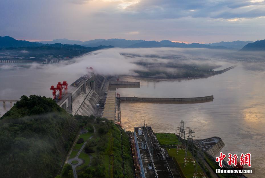 7月9日、湖北省宜昌市で、上空から撮影した三峡ダムと三峡発電所右岸の外部への送電線（写真著作権はCFP視覚中国が所有のため転載禁止）。