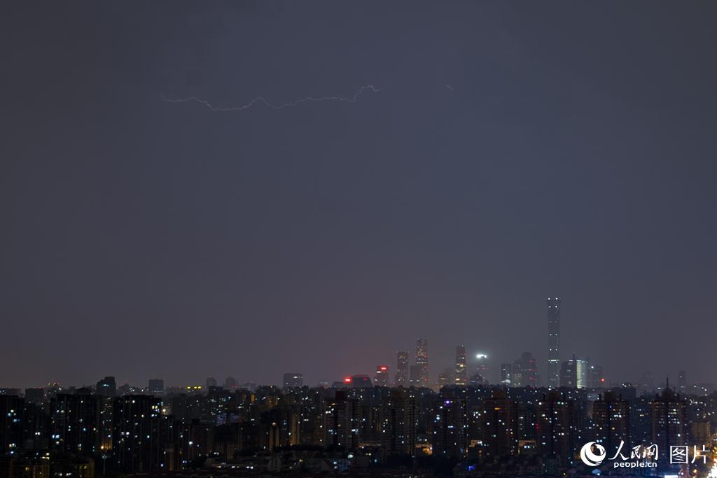 7月12日未明、予報通りの豪雨となり、北京上空に走った稲妻（撮影・翁奇羽）。