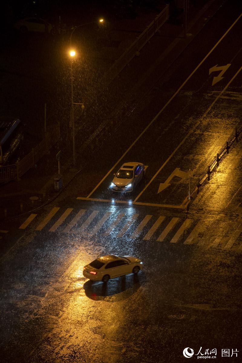 大雨が降り続く北京