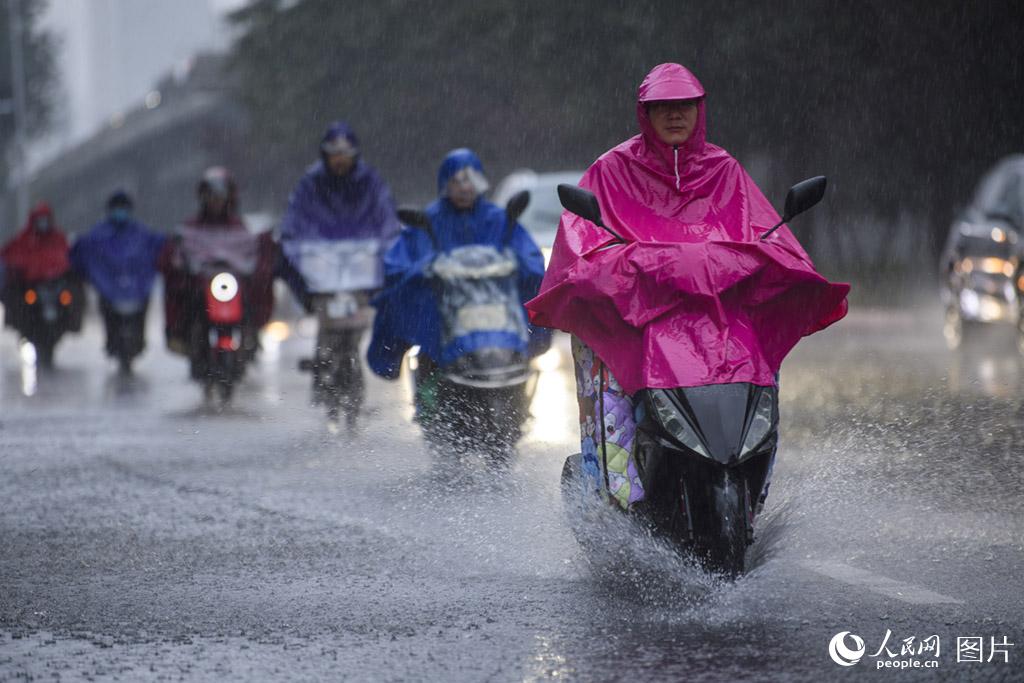 大雨が降り続く北京