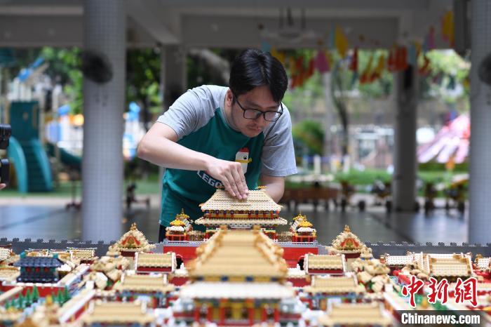 広州の男性がブロックで組み立てたミニ故宮を幼稚園で展示