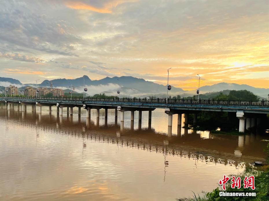 湖北省宣昌市遠安県で、大雨が降った後、美しい夕焼けの景色がが広がった市街地（撮影・劉中一）。