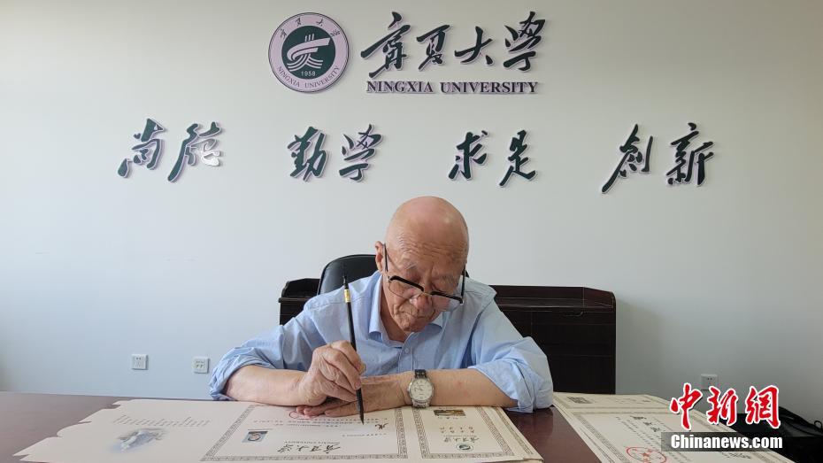 7月12日、寧夏回族自治区銀川市で合格通知書に合格者の名前を書く退職教授（撮影・謝宇）。