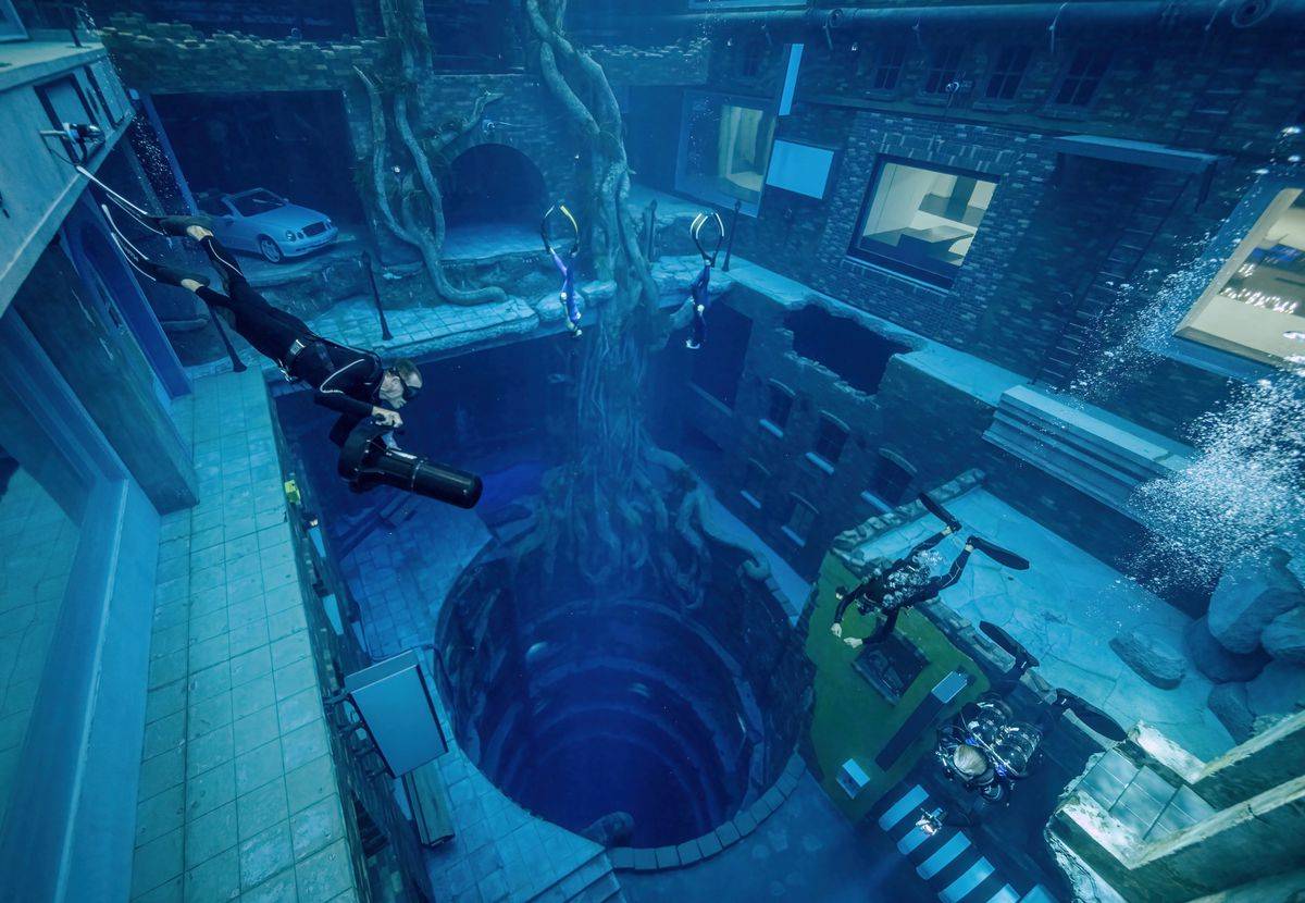 「世界で最も深いプール」がドバイでオープン　「水没都市」鑑賞やテーブルゲームが目玉