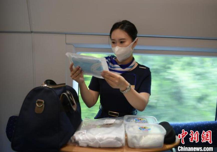 乗務前のトレーニングに励み、暑運に備える高速鉄道女性乗務員