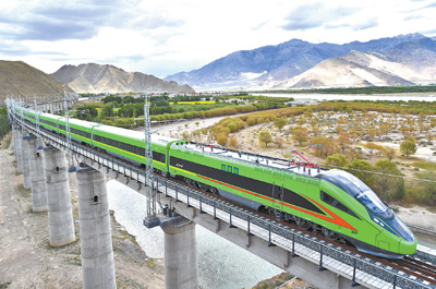 チベット高原を駆ける高速列車「復興号」